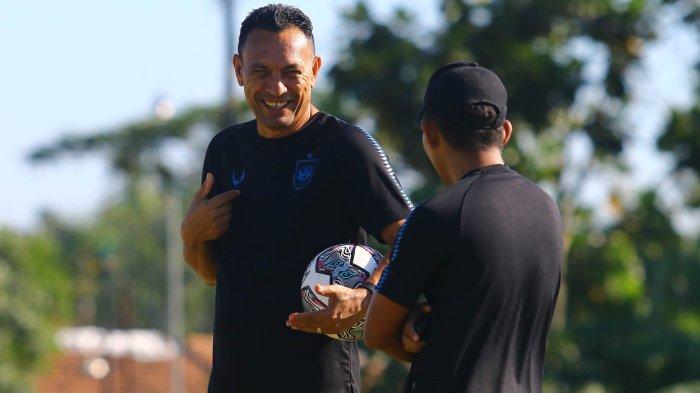Sergio Alexandre saat pimpin latihan PSIS Semarang di Stadion Balasuga Semarang, Senin(8/8/2022)