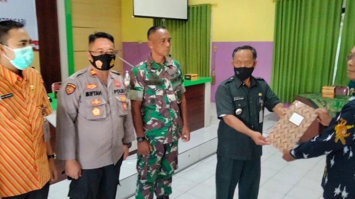 Suasana Sertijab 3 kades di di Aula Kantor Kec Demak Kab Demak yang disaksikan secara langsung oleh Kodim Demak 0716 bersama Polsek Demak, Selasa (15/11/2022)