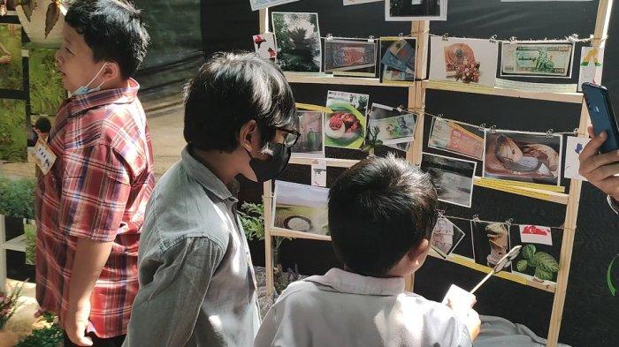 Siswa SD School of Life Lebah Putih saat memamerkan projeknya, Senin (5/9/2022).