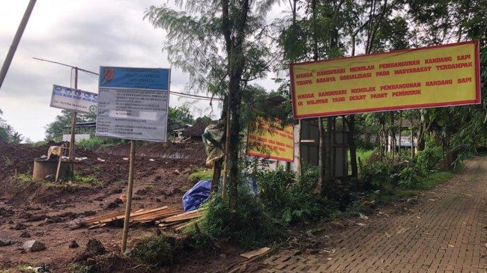 Spanduk penolakan warga Dusun Randusari, Kelurahan Nongkosawit, Kecamatan Gunungpati, Semarang terhadap proyek pembangunan kandang sapi terpampang di beberapa sudut jalan.