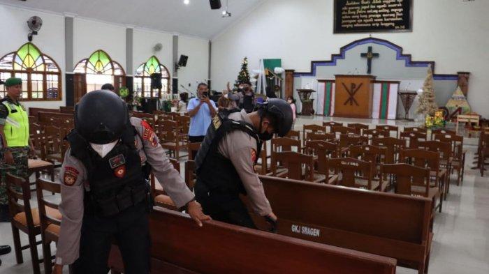 Personil Satuan Tugas Preventif Polres Sragen ketika mensterilisasi Gereja Santa Perawan Maria Di Fatima Sragen, Jumat (23/12/2022).