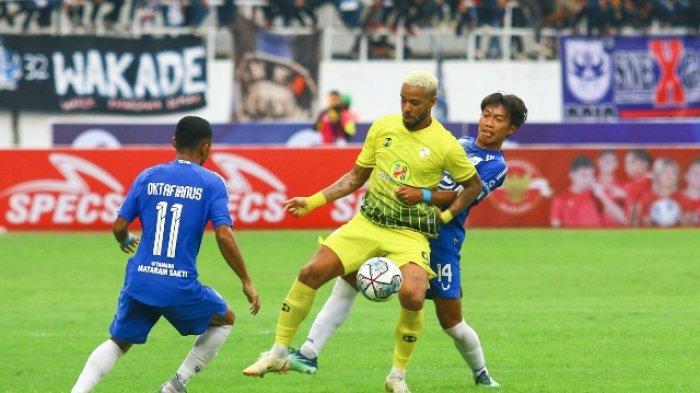 Striker Barito Putera Rafael Silva dikawal ketat pemain PSIS Semarang Riyan Ardiansyah dalam laga pekan ketiga BRI Liga 1 2022/2023 di Stadion Jatidiri Semarang, Sabtu (6/8/2022).