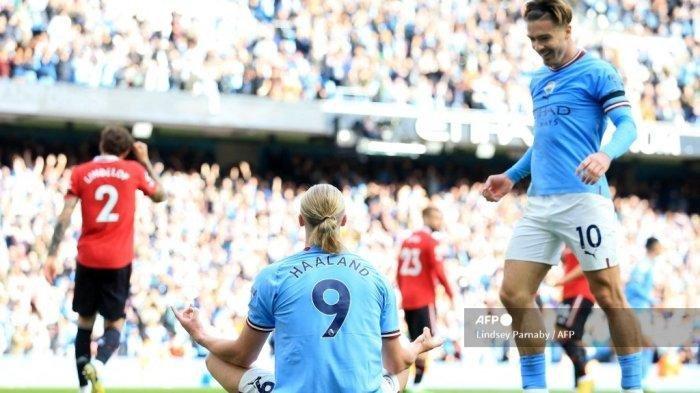 Striker Manchester City asal Norwegia Erling Haaland (tengah) merayakan mencetak gol kelima dan ketiga timnya melawan Manchester United di Stadion Etihad di Manchester, pada 2 Oktober 2022. Hasil Liga Inggris Manchester City vs Brighton berakhir dengan skor 3-1, dengan Erling Haaland mencetak dua gol.