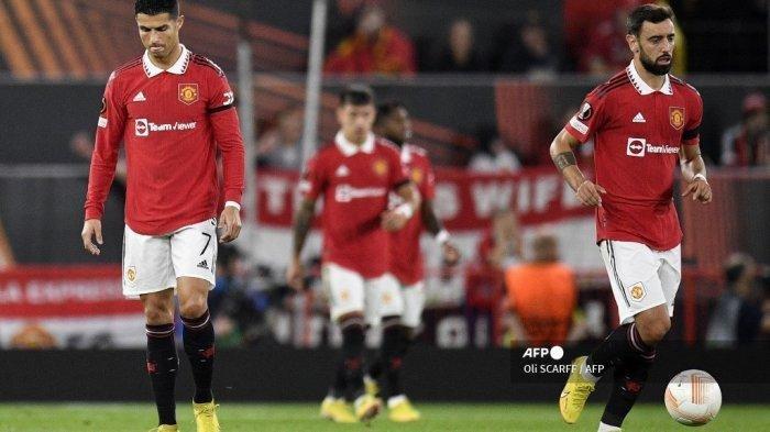 Striker Manchester United Portugal Cristiano Ronaldo (kiri) dan gelandang Manchester United asal Portugal Bruno Fernandes bereaksi setelah kebobolan gol selama pertandingan sepak bola Grup E Liga Eropa UEFA antara Manchester United dan Real Sociedad, di stadion Old Trafford, di Manchester, pada 8 September 2022 .OLI
