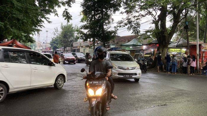 Suasana Jalan Pahlawan Kota Semarang yang lengang pada hari pertama Ramadan di Minggu (3/4/2022) sore.