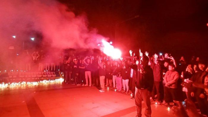 Aliansi Suporter Wonosobo menyalakan lilin dan tabur bunga sebagai bentuk aksi solidaritas tragedi Kanjuruhan, Selasa malam (4/9/2022).