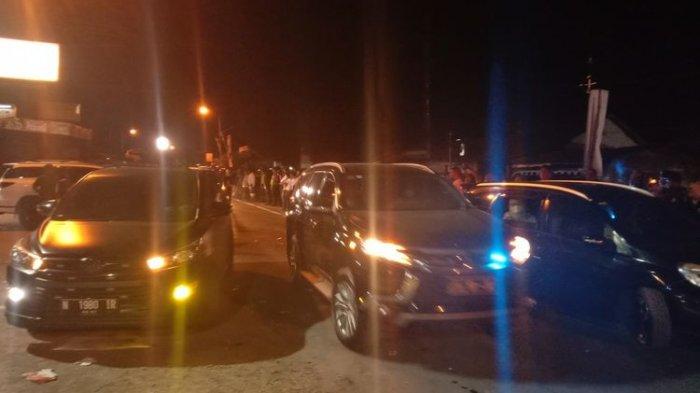 Suasana di depan Pesantren Shiddiqiyah Ploso, Kabupaten Jombang, Jawa Timur, saat MSA, tersangka pencabulan dibawa polisi ke Polda Jawa Timur, Kamis (7/7/2022) malam.