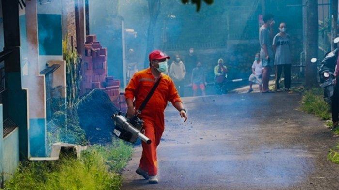 Tim Dinas Kesehatan Kota Salatiga saat lakukan fogging ke rumah-rumah warga, Rabu (9/2/2022).