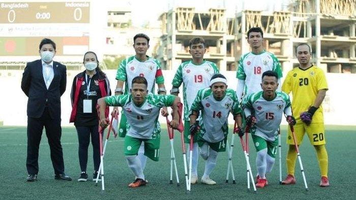 Timnas sepak bola amputasi Indonesia berpose sebelum melawan timnas Bangladesh dalam laga Kualifikasi Piala Dunia Amputasi 2022 zona Asia Timur di Stadion Kamalapur, Dhakka, Bangladesh, Sabtu (12/3/2022) mulai pukul 17.45 WIB