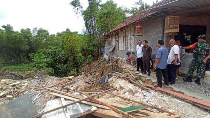 Wakil Ketua DPRD Blora, Siswanto meninjau longsoran tanah di Kelurahan Mlangsen RT 9 RW 2, Kecamatan Blora, Kabupaten Blora pada Rabu (25/1/2023).