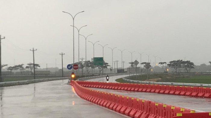 Tol Gate Semarang Demak berada di Kadklangu Kabupaten Demak.