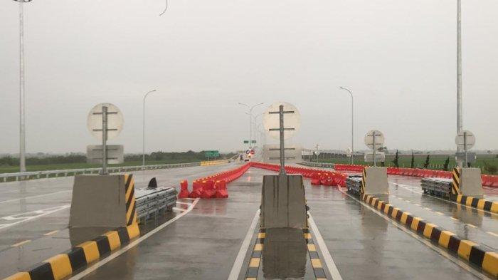 Tol Gate Semarang Demak berada di Kadklangu Kabupaten Demak.