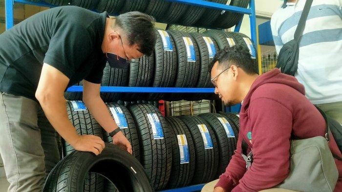 Chief Strategy Officer (CSO) Speedwork Autocare Handoko Said menunjukkan ban Primewell di Primewell Autocare jalan KH Agus Salim Ruko Bubakan Baru Purwodinatan, Kamis (1/12/2022).