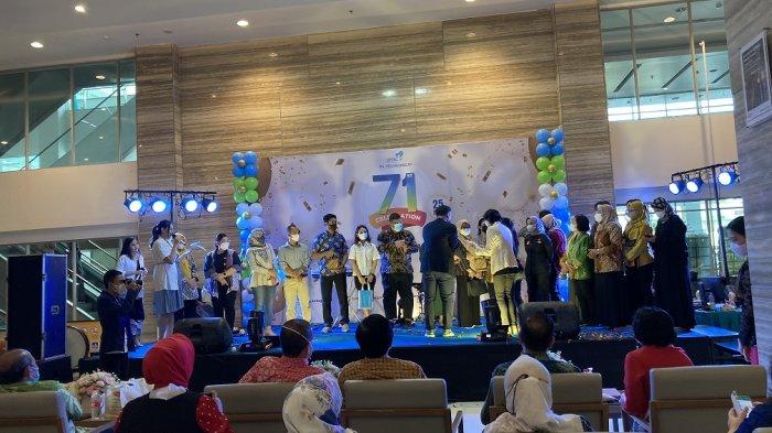Dalam rangka memperingati Hari Ulang Tahun ke-71, Semarang Medical Center (SMC) Rumah Sakit (RS) Telogorejo Kota Semarang mengusung tema 'Semangat dan Inovasi untuk Melayani Sepenuh Hati' Atrium SIM Square pada Jumat (25/11/2022) siang di Lantai Dasar SIM Square lantai dasar RS Telogorejo di Jalan KH. Ahmad Dahlan Semarang Tengah Kota Semarang.