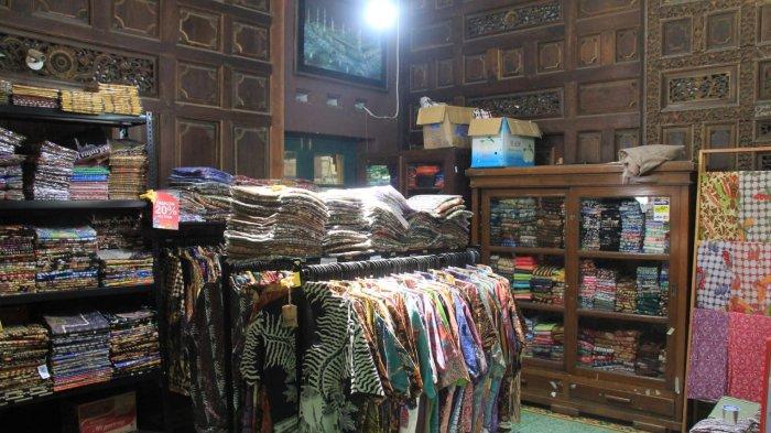 Contoh UMKM lokal di Tokopedia yang juga memiliki inisiatif peduli lingkungan adalah Batik Mahkota Laweyan dari Solo.