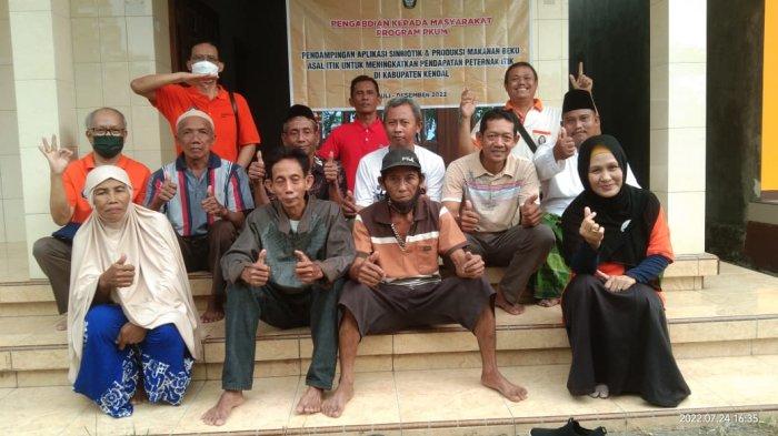 Fakultas Peternakan dan Pertanian (FPP) Universitas Diponegoro (Undip) Semarang menerjunkan tim untuk melakukan pendampingan melalui kegiatan pengabdian kepada masyarakat. Pengabdian kepada masyarakat ini bertemakan Pendampingan Peternak dalam Aplikasi Sinbiotik dan Produksi Makanan Beku Asal Itik untuk Meningkatkan Pendapatan Peternak Itik di Desa Turunrejo Kecamatan Brangsong dan Desa Kumpulrejo Kecamatan Kaliwungu Kabupaten Kendal pada Minggu (13/11/2022).