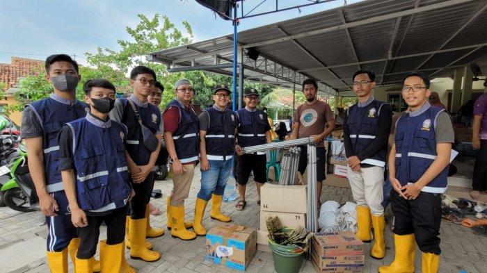Universitas Diponegoro (Undip) Semarang menerjunkan Surveillance Team atau Tim 1 Disaster Assistance Response Team (D-DART) perwakilan dari Diponegoro D-DART telah diberangkatkan ke lokasi banjir di Perumahan Dinar Indah, Kelurahan Meteseh, Kecamatan Tembalang, Kota Semarang pada Jumat (6/1/2023) lalu.
