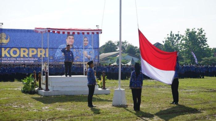 Bupati Blora saat bertindak sebagai inspektur upacara peringatan Hari Ulang Tahun ke 51 KORPRI tingkat Kabupaten Blora dengan menggelar upacara bendera di lapangan Kridosono, Selasa (29/11/2022).