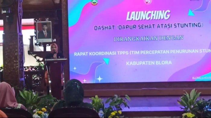 Wakil Bupati Blora, Tri Yuli Setyowati saat rapat koordinasi Tim Percepatan Penanggulangan Stunting (TPPS) tingkat Kabupaten Blora usai launching program Dashat (Dapur Sehat Atasi Sunting) di Pendopo Rumah Dinas Bupati Blora pada Selasa 9 Agustus 2022.