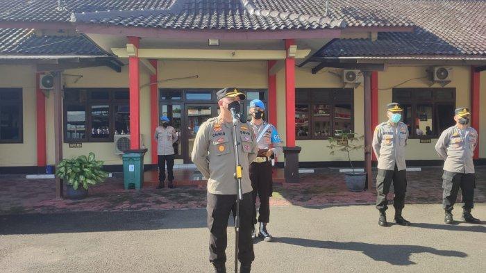 Wakapolres Kompol Christian Chrisye Lolowang saat memimpin apel di Mapolres Blora, senin (27/12/2021).