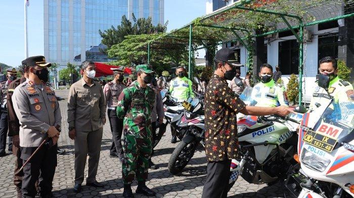 Wakil Bupati Sukoharjo, Agus Santosa saat mengecek kesiapan personel dalam apel Operasi Ketupat Candi 2022 di halaman Kantor Pemerintah Kabupaten Sukoharjo, Jumat (22/4/2022).