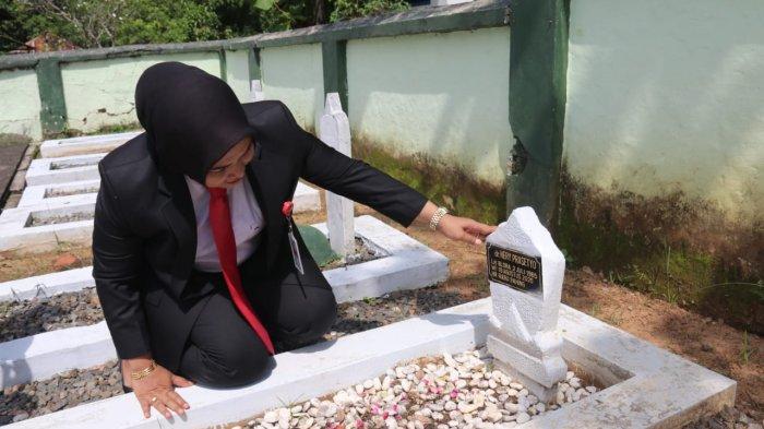 Wakil Bupati Blora Tri Yuli Setyowati saat berziarah dan menabur bunga di makam para Pahlawan yang ada di Taman Makam Pahlawan (TMP) Wira Bhakti Blora, Kamis (10/11/2022).