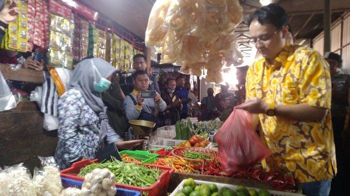 Wakil Menteri Perdagangan Republik Indonesia, Jerry Sambuaga ketika sidak harga kebutuhan pokok di Pasar Kota Kendal, Selasa (19/7/2022).