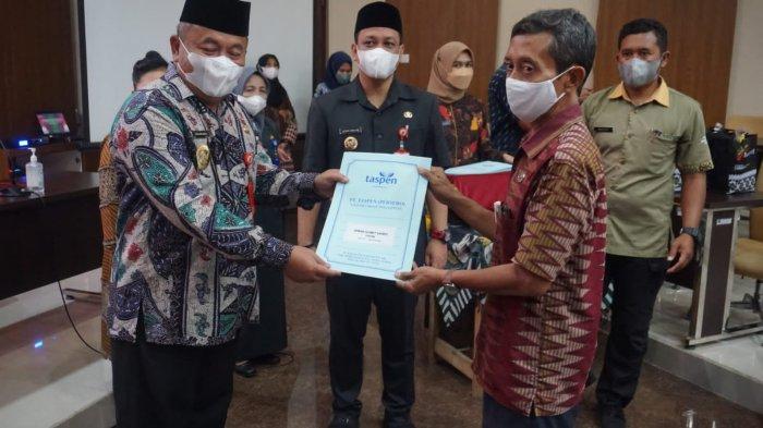 Wakil Wali Kota Pekalongan Salahudin didampingi Wali Kota Pekalongan Achmad Afzan Arslan Djunaid saat menyerahkan Surat Keputusan (SK) Pensiun dan Tabungan Hari Tua (THT) dari PT Taspen bagi ASN yang purna tugas di Ruang Jetayu Setda Kota Pekalongan, Rabu (26/1/2022).