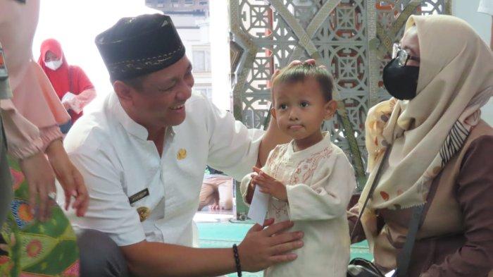 Wali Kota Pekalongan Wali Kota Pekalongan Achmad Afzan Arslan Djunaid didampingi Ketua TP PKK Kota Pekalongan Inggit Soraya, menyerahkan santunan untuk anak yatim piatu dan kaum dhuafa.