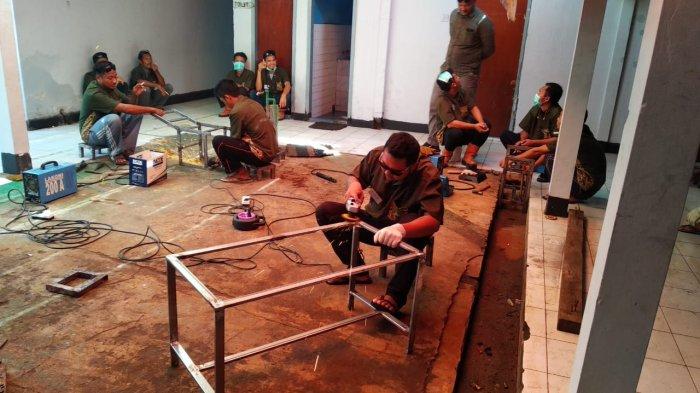 Warga binaan pemasyarakatan (WBP) mengikuti pelatihan mengelas listrik di Rumah Tahanan Negara (Rutan) Kelas IIB Blora.