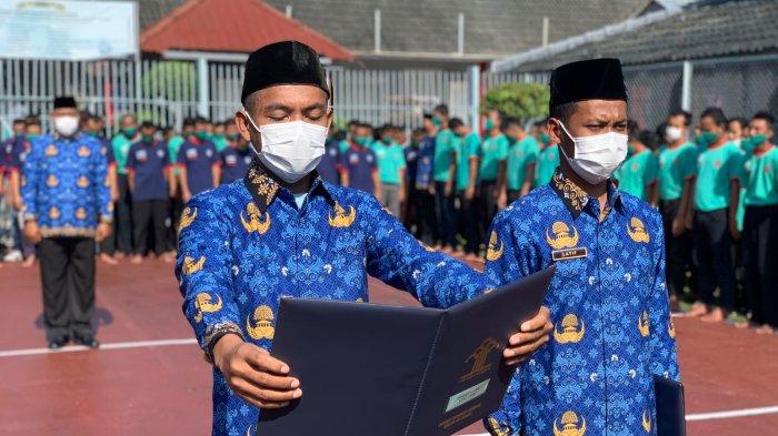 Ratusan warga binaan Rumah Tahanan Negara Kelas IIB Demak melaksanakan kegiatan Upacara bertempat di Lapangan Rutan yang diikuti oleh semua pegawai dan warga binaan pemasyarakatan, Selasa (29/11/2022).