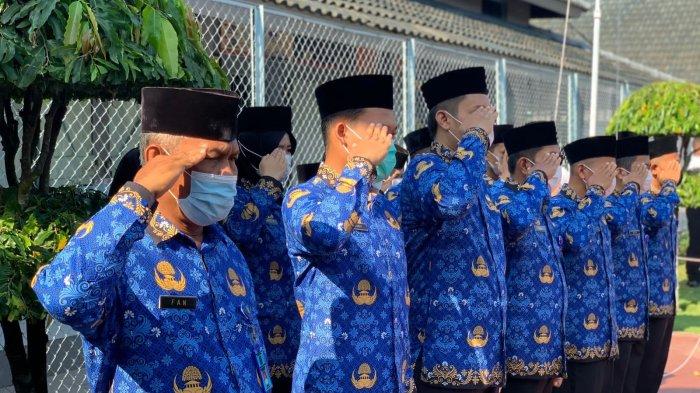 Ratusan warga binaan Rumah Tahanan Negara Kelas IIB Demak melaksanakan kegiatan Upacara bertempat di Lapangan Rutan yang diikuti oleh semua pegawai dan warga binaan pemasyarakatan, Selasa (29/11/2022).