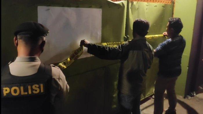 Petugas memasang garis polisi di pagar Kafe Karaoke Koplak Desa/Kecamatan Margorejo, Pati.