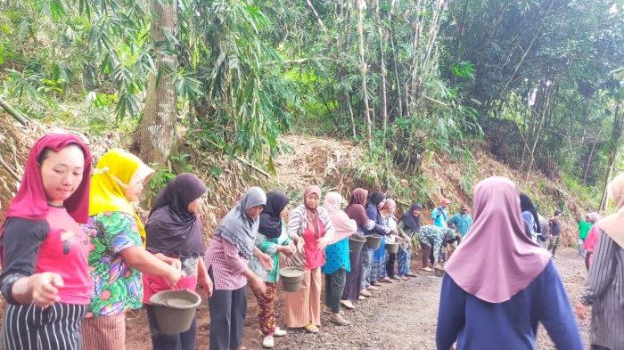 Warga Desa Wangkelang, Kecamatan Paninggaran, Kabupaten Pekalongan, Jawa Tengah bergotong-royong menambal jalan yang rusak.