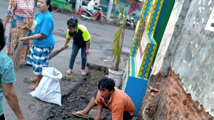 Warga Kota Pekalongan saat gotong-royong membersihkan gorong-gorong.