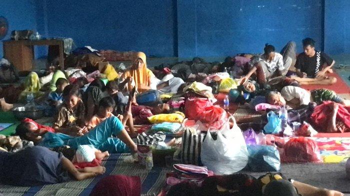 Kondisi warga Desa Prampelan, Kecamatan Sayung, Kabupaten Demak, Jawa Tengah yang mengungsi di Gor Desa Prampelan.