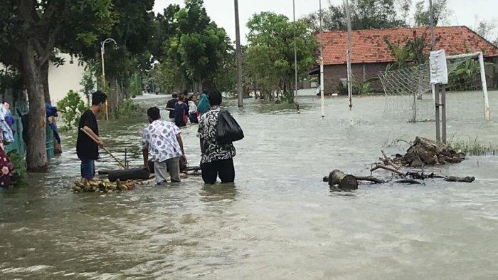 Kondisi warga Desa Prampelan, Kecamatan Sayung, Kabupaten Demak, Jawa Tengah yang mengungsi di Gor Desa Prampelan.