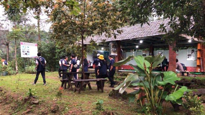 Warung kopi Pucu'e Kendal yang menggunakan listrik dari PLTMH.