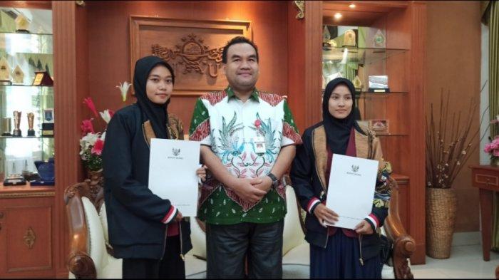 Bupati Blora Arief Rohman saat mengundang dua wisudawati terbaik IAIN Kudus asal Blora Endang Susanti dan Siti Rohwati ke Rumah Dinas Bupati Blora.