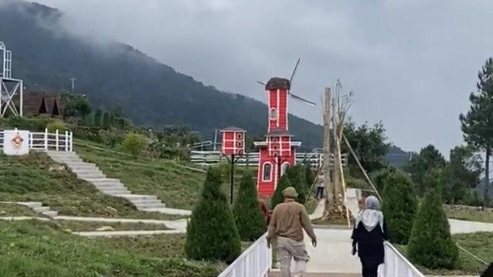 Pengunjung berkeliling menikmati suasana Little Ranch, tempat wisata baru di Umbul Sidomukti, Kecamatan Bandungan, Kabupaten Semarang.