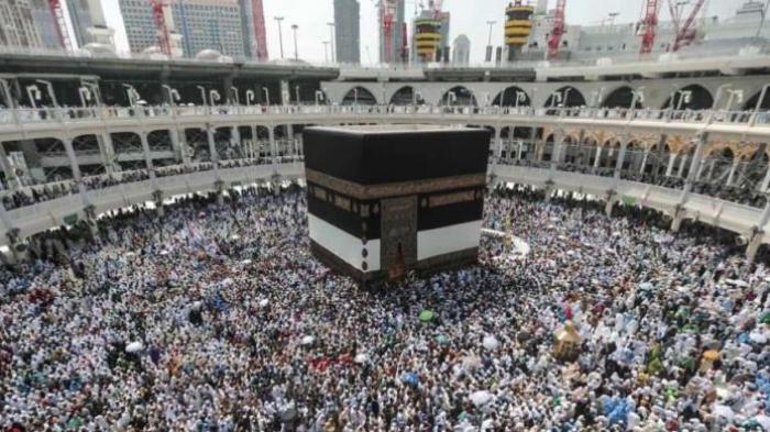 Umat Islam melakukan tawaf atau berjalan mengelilingi Kakbah di Masjidil Haram, kota suci Mekah, Saudi Arabia, 20 September 2015. Tawaf dilakukan sebagai bagian dari rangkaian ibadah haji.