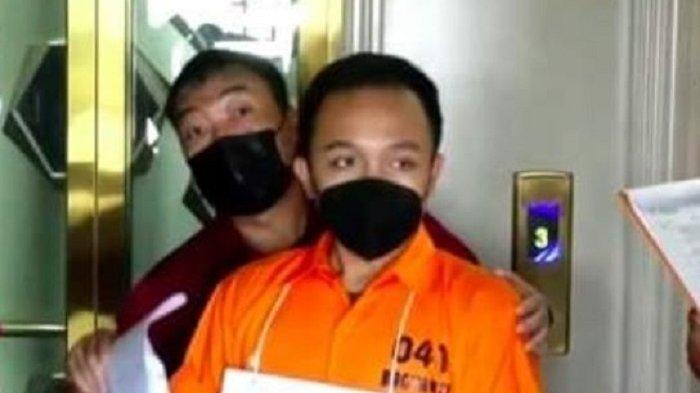 Pengacara Bripka Ricky Rizal, Erman Umar mengaku kliennya masih mempertimbangkan pengajuan sebagai justice collaborator ke Lembaga Perlindungan Saksi dan Korban (LPSK).