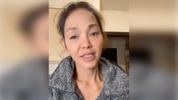 Bunda Corla saat mengunjungi kediaman Raffi Ahmad dan pulang ke Indonesia untuk fan meeting
