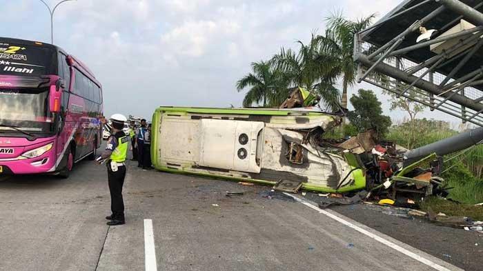 Bus Ardiansyah menabrak tiang papan pemberitahuan bahu jalan di Tol Surabaya-Mojokerto (Sumo), KM 712.400/A, Senin (16/5/2022) pagi. Akibat kecelakaan tunggal bus bernopol S-7322-UW itu, 13 orang penumpang dikabarkan tewas.