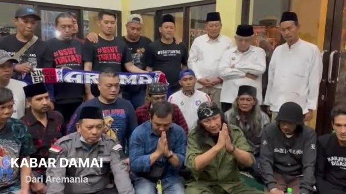 Dadang (baju biru) didampingi musisi Anto Baret saat menyampaikan klarifikasi dan permohonan maaf kepada seluruh masyarakat Indonesia dan elemen suporter atas pernyataan yang dia sampaikan di program Mata Najwa, Jumat (7/10/2022)