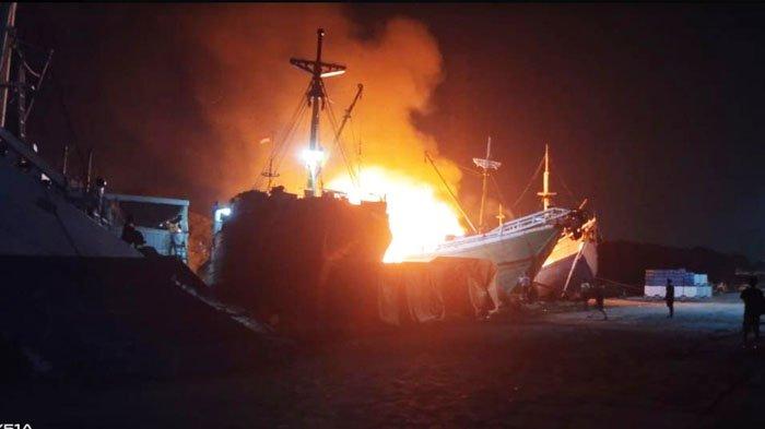 Dua kapal penangkap ikan, yakni KLM Duta Kencana dan KLM Rukun Abadi yang sedang bersandar di dermaga Pelabuhan Kalimas Tanjung Perak, Jalan Kalimas Baru No 136, Perak Utara, Pabean Cantikan, Surabaya, terbakar, Minggu (17/7/2022) dini hari.