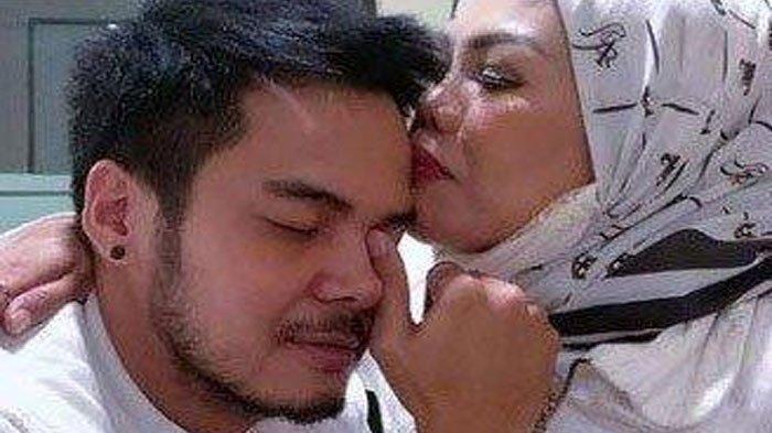 Elly Sugigi dan Aher berpisah karena ternyata Aher disukai pria lain, terungkap baru-baru ini, (16/11/2022).