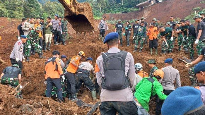 FOTO: Evakuasi korban gempa Cianjur di di RM Shinta Jalan Cipanas, Selasa (22/11/2022). Cerita sedih keluarga korban kuak pesan terakhir.