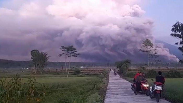 Gunung Semeru kembali erupsi dengan mengeluarkan awan panas pada Minggu (4/12/2022) sekira pukul 02:46 dini hari.