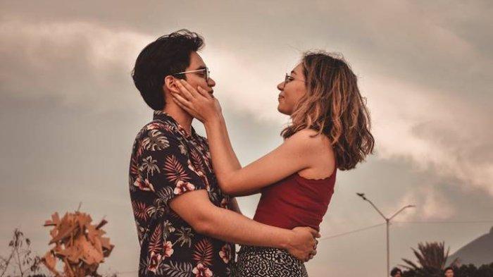 Banyak orang penasaran dengan istilah love bombing usai viral kasus aktris Arawinda Kirana dituding sebagai pelakor. Love Bombing bahkan masuk dalam satu dari lima keywords yang paling sering dicari di Google oleh orang Indonesia.